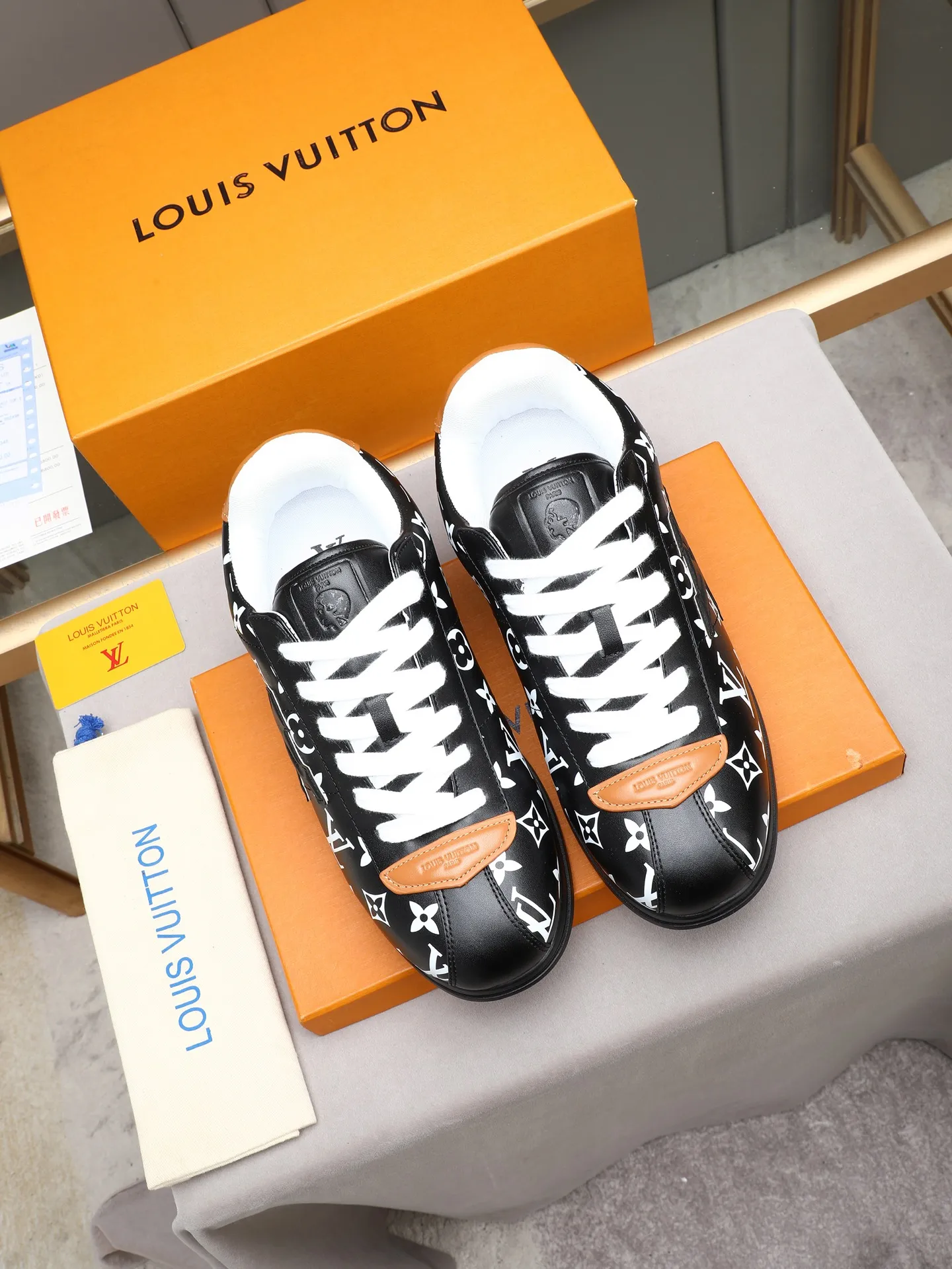 PP560 LV Louis Vuitton L Jialu Brand Runner Tatic Series Thick-soled Casual Sports Shoes Running Shoes Original purchase, development and production This LV Runner Tatic sports shoe combines technical materials such as mesh fabric and ribbons to interpret the inspiration of traditional mountaineering shoes. LV letters are written on one side, the lariat buckle of the quick lacing system is embellished with Monogram flowers and Louis Vuitton logos, and the light and wear-resistant rubber outsole completes the whole. ▪️Fabric: Original imported cowhide + mesh ▪️Inner lining: Original customized breathable mesh ▪️Sole: Original open-molded anti-slip rubber combination material ▪️Size: Men's 38-44 (customized for 45 and 46)
